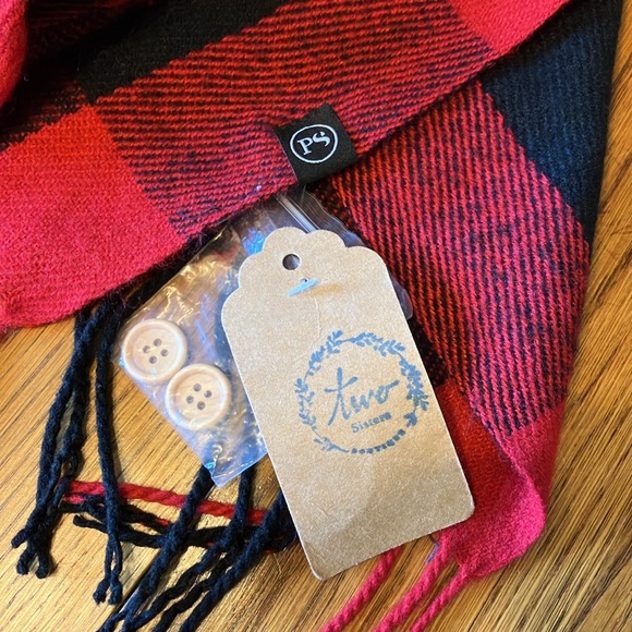 COTTAGE COZY NWT ONE SIZE BUTTON SCARF WRAP SHAWL IN RED & BLACK PLAID - Picture 6 of 6